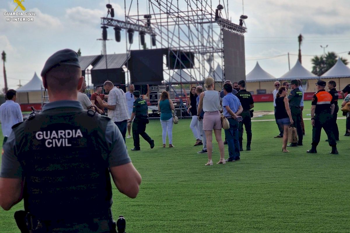 Agente de Guardia Civil en el recinto de uno de los festivales de música que han tenido lugar en la Comunidad Valenciana durante el verano de 2022