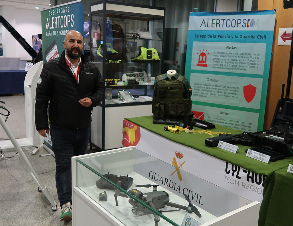 Miguel Ángel Coto, miembro del equipo Alertcops, en el stand de la Guardia Civil en Startup Olé.